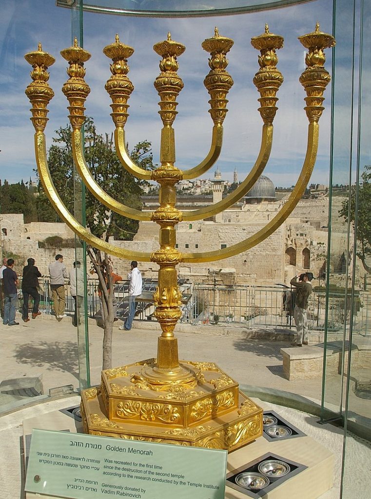 [בתמונה: המנורה שנעשתה על ידי מכון המקדש (מוצגת ברחבה מעל הכותל המערבי). האם מנורת הקנים המוכרת לנו - והמונצחת כסמל מדינת ישראל - היא אכן דגם המנורה הנכון? התמונה נוצרה והועלתה לויקיפדיה על ידי Olivier Lévy. קובץ זה הוא בעל רישיון Creative Commons להפצה, תחת רישיון זהה, גרסה: CC BY-SA 3.0]