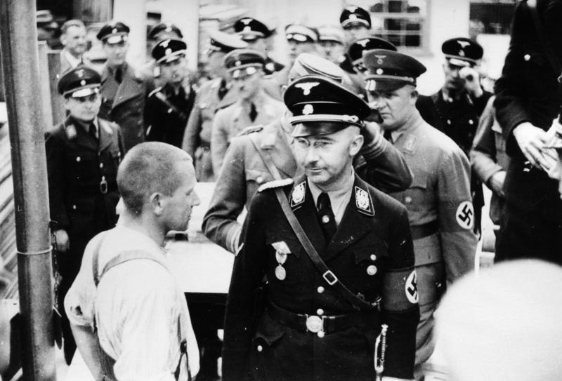 [בתמונה: הימלר מבקר במחנה הריכוז דכאו בשנת 1936. קרדיט: Bundesarchiv, תמונה 152-11-12 / CC-BY-SA 3.0]