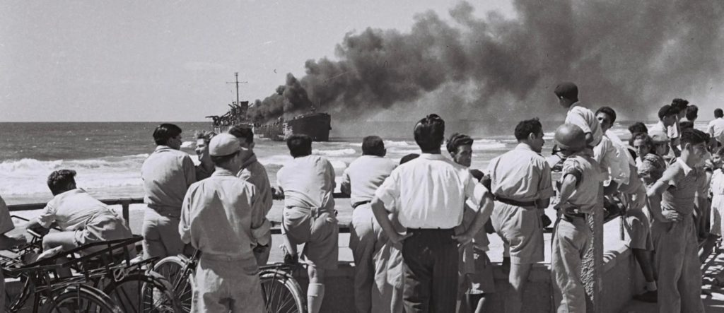 [האונייה אלטלנה בוערת  מול חופי תל אביב... צילום: לע"מ. שם הצלם אינו מוזכר]