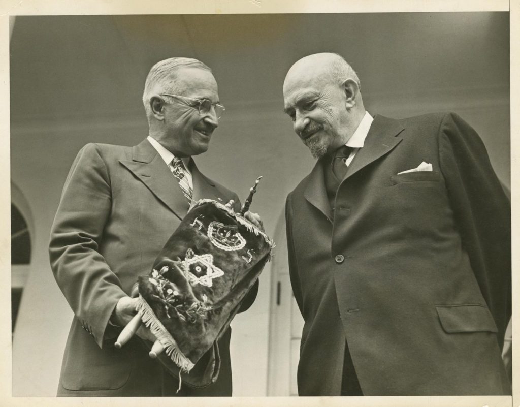 [בתמונה: נשיא ארצות הברית, הארי טרומן, עם חיים וייצמן. ללא לחצו של 'וייצמן הבוגד' [כך כינו אותו צדיקי הרוויזיוניזם למקרה שחשבתם שאשמת הבגידה היא המצאה של הקיסר הנוכחי ומלחכי פינכתו] הוא לא היה מכיר במדינת ישראל, 11 דקות לאחר הנאום המפורסם של דוד בן גוריון. התמונה באדיבות בית ויצמן)