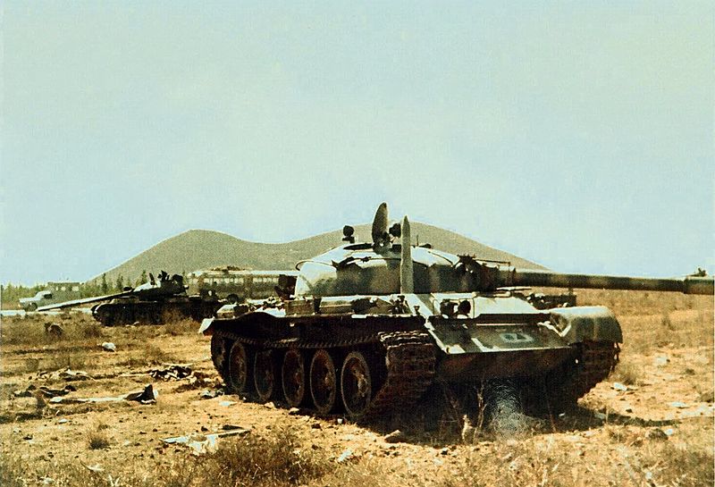 [בתמונה: T-62 סורי מהדיוויזיה הראשונה שננטש על רכס אורטל. ברקע תל שיפון. התמונה נוצרה והועלתה לויקיפדיה על ידי ארכיון היסטורי "אגד". קובץ זה הוא בעל רישיון Creative Commons להפצה, תחת רישיון זהה, גרסה: CC BY 2.5]