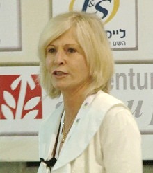 פנינה קרן מילאה שורה של תפקידים בכירים בתחום ניהול משאבי אנוש בארגונים גדולים. תפקידיה האחרונים היו סמנכ"לית משאבי אנוש באוניברסיטת בן גוריון; ומנהלת חטיבת משאבי אנוש ומינהל ב-Bank of Israel