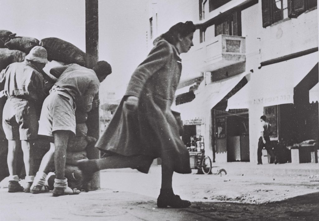[בתמונה: תושבים בת"א מתחבאים מצלפים ערבים 25.2.1948. התמונה היא נחלת הכלל]