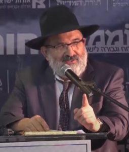 [תמונתו של הרב אליהו זיני היא צילום מסך]