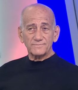 [בתמונה משמאל: ראש הממשלה לשעבר, אהוד אולמרט - תחושת "אי- הצדק" לתפיסתו, מאפשרת לו להתגבר על "מה יגידו עלי"... התמונה היא צלום מסך]