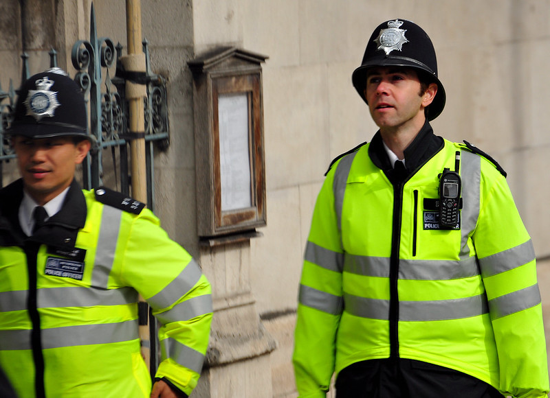 [בתמונה: הייחודיות של המשטרה הבריטית ואחיותיה... המקורית היא תמונה חופשית לשימוש ברמה CC BY 2.0,  שהועלתה על ידי llee_wu לאתר flickr]