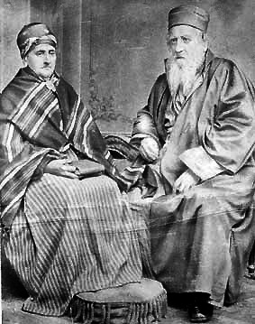 [בתמונה: דיוקנו של הרב יהודה אלקלעי ורעייתו אסתר בווינה, 1874, לפני עלייתם לארץ ישראל. התמונה היא נחלת הכלל]