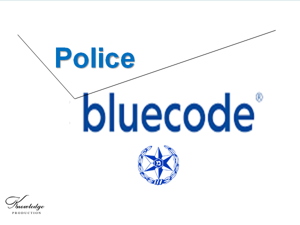 בכרזה: 'הקוד הכחול' של השוטרים. [השוטרים ממלאים את הטפסים ע"פ קוד קבוצתי, גם אם זה מזיק להם... הכרזה: ייצור ידע]