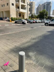 ב- 4 בספטמבר 2021, שלח לי אזרח תל אביבי בווטצאפ, בזמן אמת, תנונה שמראה ניידת שחנתה על המדרכה, באדום לבן. בניידת היה שוטר בודד. הוא החנה ללא הדלקת פנסים מהבהבים והחל לעבור ברחוב בין המכוניות, כשבידיו מחשב יד והוא מחפש מכוניות שאין להן תו של דייר (בצד המורשה לדיירים בלבד).