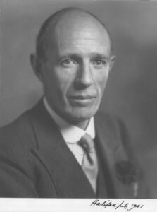 [בתמונה משמאל: שר החוץ הבריטי דאז, אדוארד פרדריק לינדלי ווד, הרוזן הראשון מהליפקס (Edward Frederick Lindley Wood, 1st Earl of Halifax), מאבות מדיניות הפיוס עם גרמניה. התמונה מובאת בשימוש הוגן] כותב איאן קרשו קרשו בספרו הכרעות גורל