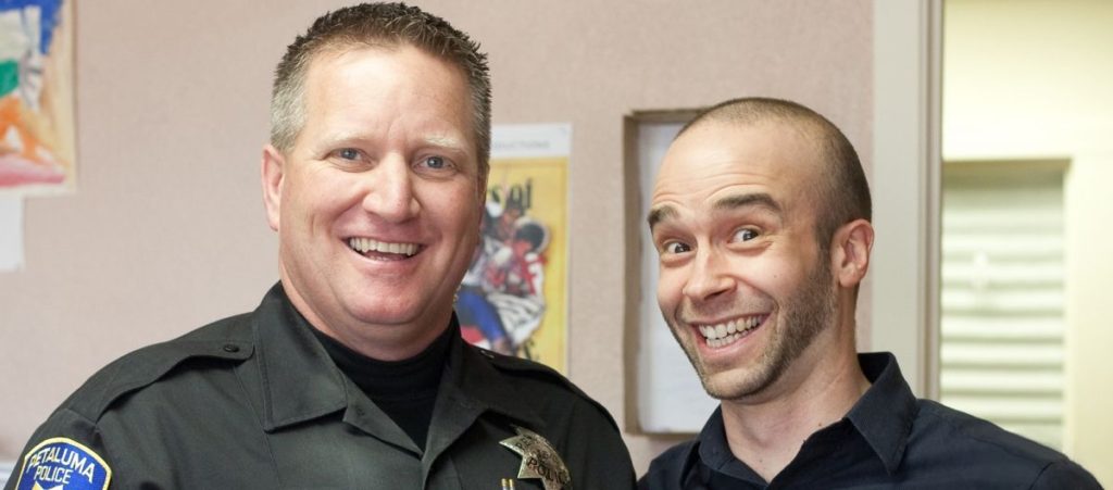 [בתמונה: במשטרה - חברות היא מעל הכל... בעל הזכויות בתמונה זו לא אותר. לכן, השימוש נעשה לפי סעיף 27א' לחוק זכויות יוצרים. בעל הזכויות הראשי, אנא פנה ל: yehezkeally@gmail.com]