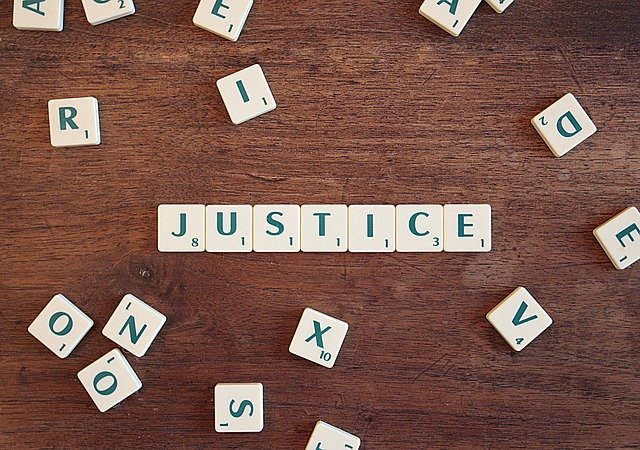[בתמונה: צדק... תמונה חופשית - CC0 Creative Commons - שעוצבה והועלתה על ידי CQF-avocat לאתר Pixabay]