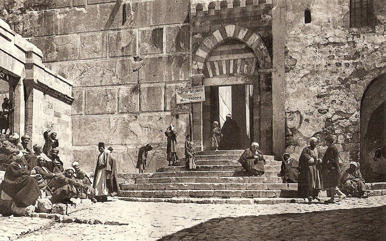 הכניסה למסגד בתמונה משנות ה-20 של המאה העשרים. התמונה מאושרה לשימוש חופשי