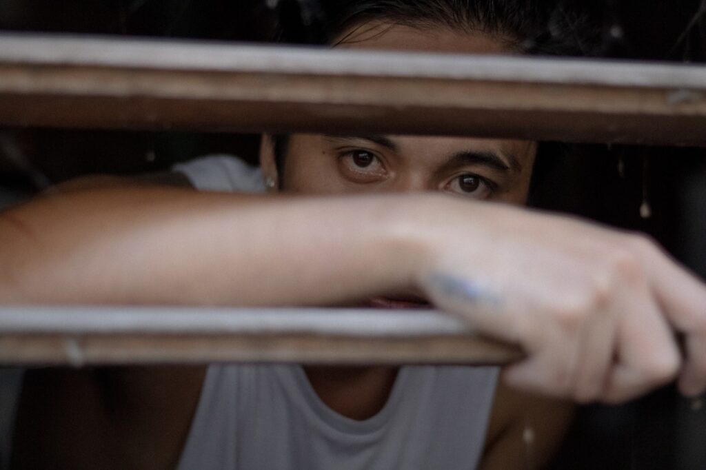 [בתמונה: עבריינות נוער. המקור: Photo by Rheyan Glenn Dela Cruz Manggob from Pexels]