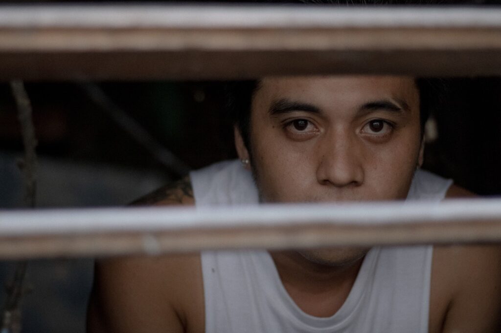 [בתמונה: עבריינות נוער. המקור: Photo by Rheyan Glenn Dela Cruz Manggob from Pexels]