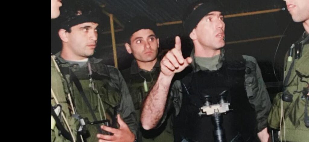 [בתמונה: לא אבוללה, לא שטן, לא שד, פשוט אורי בר-לב אמיץ... מקור התמונות: פרטי]