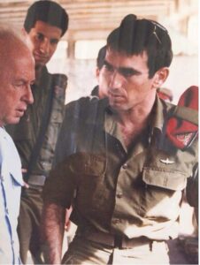 [בתמונה משמאל: אורי בר לב וחבר... המקור: פרטי]