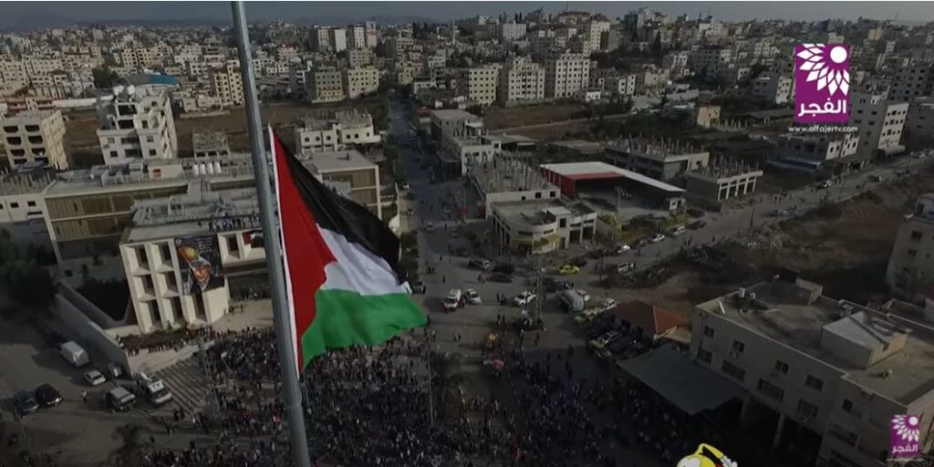 תראו מה גידלנו בחצר האחורית שלנו... לכבוד יום השנה להצהרת בלפור, ב- 2 בנובמבר, הורה נשיא הרשות הפלסטינית, אבו מאזן, להוריד את דגל הרשות לחצי התורן, ב'פלסטין' ובנציגויותיה בחו"ל. ובזמן שהפלסטינים מתאבלים, בואו ונבחן מה גידלנו לנו פה, במו ידינו, בחצר האחורית שלנו: אומה טפילה, מושחתת ומפוצלת, שסיגלה לעצמה - על שני פלגיה, בעזה ובשטחי הרשות - לחיות על חשבון אחרים, ושמנהיגיה צברו מיליארדים בחשבונות הבנק הפרטיים שלהם על גבו של עמם... כך למשל, מסתכם חשבון החשמל הלא משולם של הרשות ל- 400 מיליון שקלים; והפלסטינים לא ישלמו אותו לעולם. מידי פעם תתעורר ישראל ותתחיל לקזז כספים מכספי המיסים שהיא מעבירה לפלסטינים. אז, הם יגררו את עצמם לפשיטת רגל... גורמי הביטחון מתחילים ללחוץ... ואז נעביר להם את כל מה שקוזז במנה גדולה אחת; וחוזר חלילה... פעם הייתה גם אלטרנטיבה: לפני החתימה על ההסכמים התחננו מנהיגי האינתיפאדה - המנהיגים הפלסטינים הצעירים בשטח - לישראל, לחתום על הסכם דווקא איתם; ולא לייבא מתוניס את המנגנון המושחת והמסואב של יאסר ערפאת. אין ספק שחתימה עם 'הפלסטינים הצעירים' של אז הייתה מייצרת פלסטין אחרת, מושחתת פחות. אבל מה עדיף? אומה מלוכדת מוטיבציונית ובריאה שתישאר תמיד אויב פוטנציאלי; או אויב מפוצל שהטפילות שלו מנוונת אותו? השד יודע...