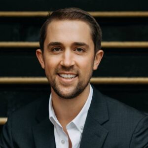 [מקור תמונתו של כריסטופר רופו משמאל: פייסבוק. שם הצלם אינו מוזכר]