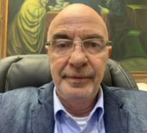 עו"ד פנחס (פיני) פישלר הוא קצין משטרה לשעבר ביחידה הארצית לחקירות הונאה (יאח"ה) בימי ניצב בנימין זיגל. משמש כחבר ועדת הביקורת של לשכת עורכי הדין בישראל. הוא בעל חמישה תארים אקדמיים, שלושה מהם בהצטיינות, ממייסדי תנועת אומץ, הגן בערכאות שונות על שוטרים וקציני משטרה רבים, פעמים רבות בהתנדבות. לוחם בלתי מתפשר למען טוהר המשטרה והאפקטיביות שלה. מייסד דף הפייסבוק "משטרת לואי דה פינס". מוציא מידי חודש דו"ח מסכם על חריגות במשטרת ישראל, שהפך חומר חובה בידיהם של אנשי אקדמיה ואזרחים שאכפת להם.