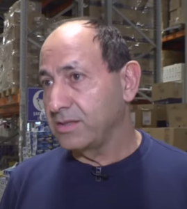 [בתמונה: איך מפתים את ערוץ 13 לפרסם? שמים תולעת שמנה על הקרס... רמי לוי. התמונה היא צילום מסך]