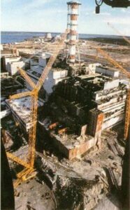 [בתמונה: הכור הגרעיני בצ'רנוביל אחרי האסון... התמונה מובאת בשימוש הוגן]