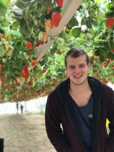 בר חיות, בן מושב כורזים, בוגר המכינה הקדם צבאית של מוקי בצר במעגן מיכאל. בוגר תכנית קו הזינוק של שותפויות רוטשילד. גר ב- 4 השנים האחרונות בעוטף עזה. בעל תואר ראשון בכלכלה ובניהול באוניברסיטת בן גוריון. תואר שני במנהל עסקים, עם התמחות באסטרטגיה יזמית במכללה האקדמית אונו. ייסד ביחד עם שניים מחבריו את תנועת עם וארץ.