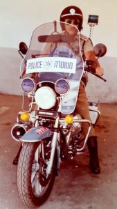 [בתמונה משמאל: עבדכם הנאמן על האופנוע של עזר ויצמן... המקור: עוזי נבות]