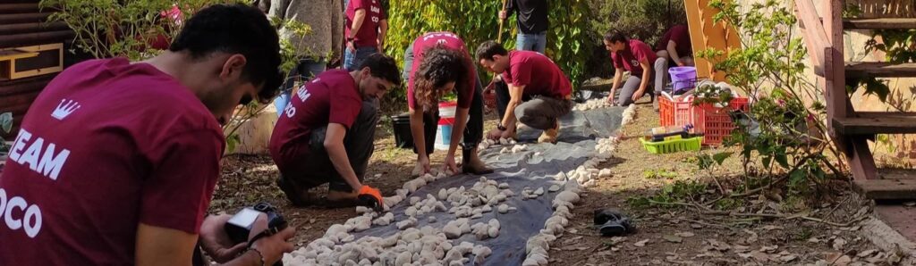 [בתמונה: חברי עמותת עם וארץ. מקור התמונה: אתר עם וארץ]