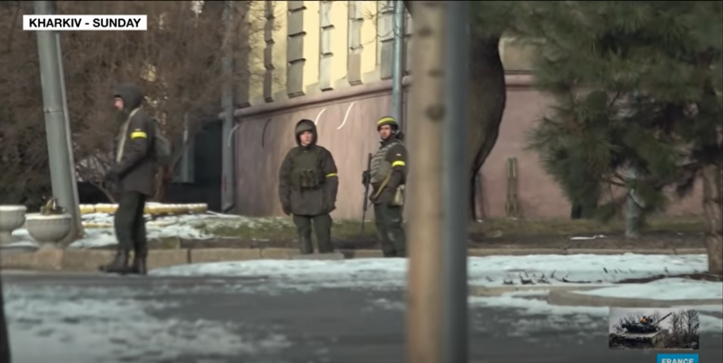 [בתמונה: חיילים אוקראינים על משמרתם בקרקוב. התמונה היא צילום מסך]