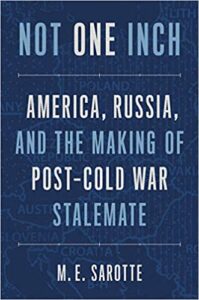 [בתמונה משמאל: כריכת ספרה של Mary Elise Sarotte, בשם: Not One Inch: America, Russia, and the Making of Post-Cold War Stalemate, שראה אור בנובמבר 2021. אנו מאמינים שאנו עושים בתמונה שימוש הוגן]