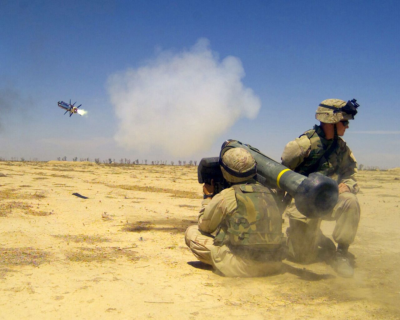 [בתמונה: חיילים אמריקאים משגרים טיל Javelin. הטילים והרקטות הם גיבורי מלחמת רוסיה-אוקראינה]