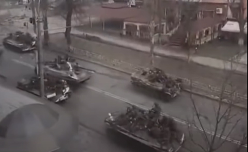 [בתמונה: טנקים רוסים בערי אוקראינה. התמונה היא צילום מסך]