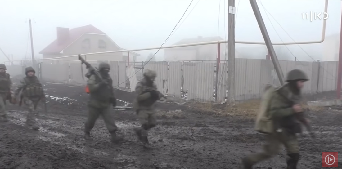 [בתמונה: כוחות רוסיים נכנסים לחרסון... התמונה היא צילום מסך]