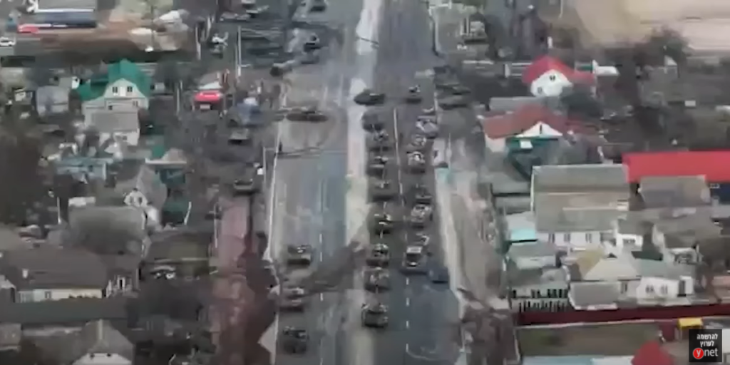 [בתמונה: הקרבות בברוברי שפרסמו האוקראינים – טנקים רוסיים עולים באש. התמונה היא צילום מסך]