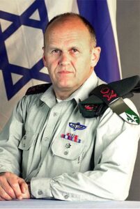 [בתמונה משמאל: ראש אמ"ן דאז, האלוף אהרן זאבי פרקש. התמונה: דובר צה"ל]