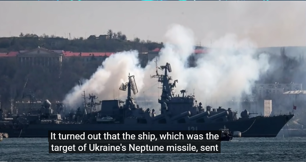 [בתמונה: עשן עולה מסיירת הטילים 'מוסקבה' לפני טביעתה. כדאי שצהלות השמחה בעקבות טביעת הספינה לא תטענה... התמונה היא צילום מסך]