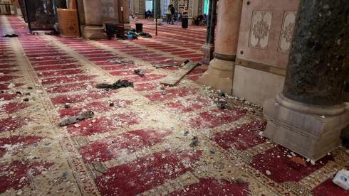 [בתמונה: מסגד אל אקצה אחרי המהומות. אפריל 2022. התמונה: דוברות המשטרה]