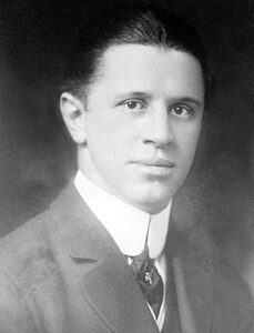 [בתמונה: ג'ורג' קריל, ראש "ועדת ארצות הברית למידע ציבורי. התמונה היא נחלת הכלל]7