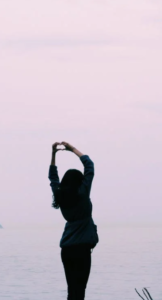 [בתמונה: תהיי בעד עצמך, ולא נגד העולם... חלק מתמונה חופשית לשימוש ברמה CC BY 2.0, שהועלתה על ידי Serkan Göktay לאתר fexels]