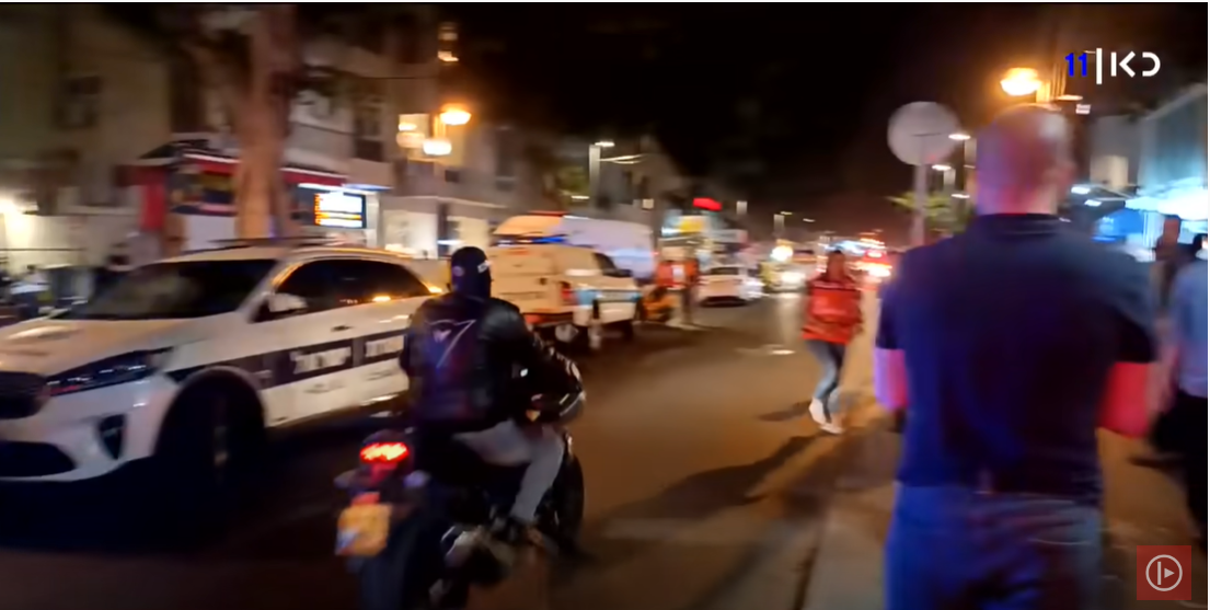[בתמונה: כוחות משטרה בתל אביב אחרי הפיגוע. אפריל 2022. התמונה: צילום מסך]