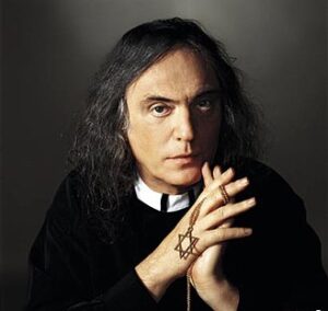 [בתמונה משמאל למעלה: צביקה פיק. הפורטרט נוצר, הועלה לויקיפדיה ואושר לשימוש ע"י מיכל כהנא]