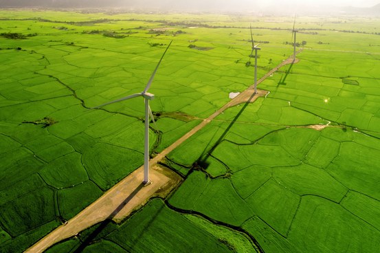 [בתמונה: אנרגיה ירוקה בסין: כיום היא המובילה העולמית ביצור אנרגיה מהרוח ומהשמש; ומייצרת, כבר היום, כ 50% יותר אנרגיה ירוקה מארה"ב ופי 5 מגרמניה. מקור התמונה: התקשורת הסינית]