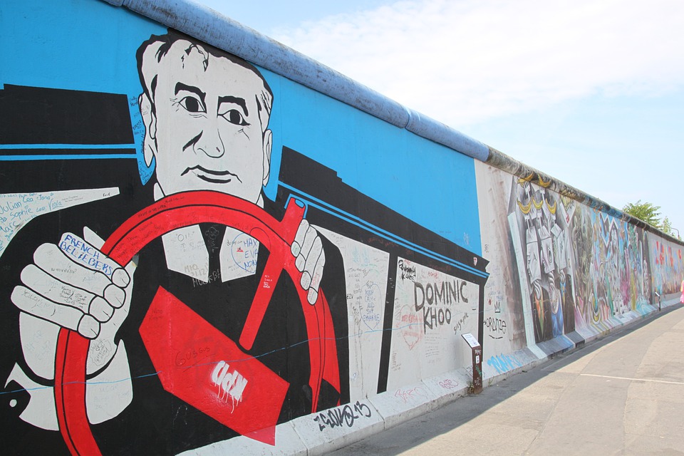 [בתמונה: מנהיג ברית המועצות האחרון, מיכאיל גורבצ'וב מצוייר על חומת ברלין. לאן הוא נהג את ברית המועצות? הדרך לגיהינום, מסתבר, מלאה כוונות טובות... תמונה חופשית לשימוש ברמה CC BY 2.0, שהועלתה על ידי cocoparisienne לאתר FIXABAY]
