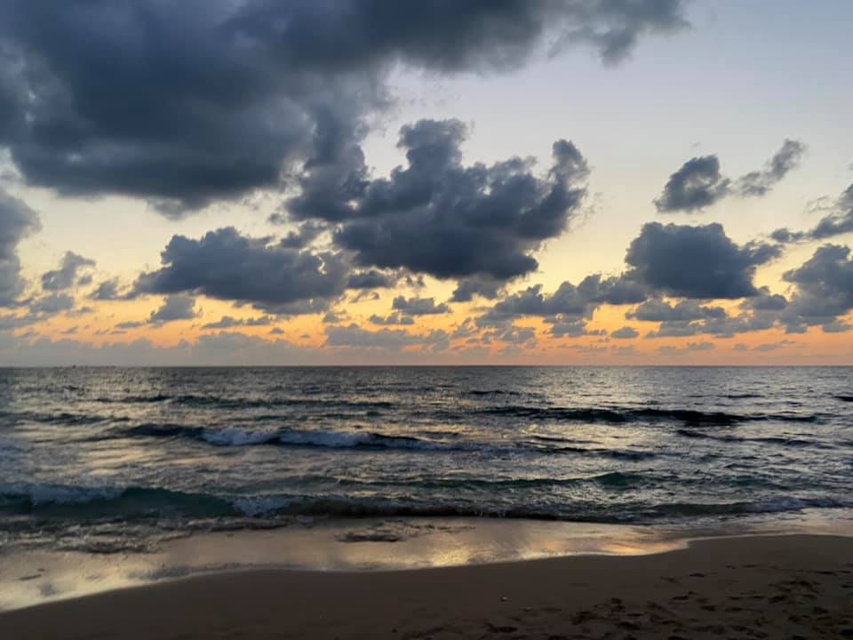 [בתמונה: ביום השלישי השלים אלוהים את ההפרדה בין הים ליבשה... צילום של חוף בצת ראש הנקרה. צולם ושותף בפייסבוק ע"י Irit Hovich. אנו מאמינים כי אנו עושים בתמונה שימוש הוגן]