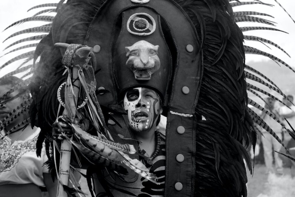 [בתמונה: ניכוס תרבותי - כשהתרבות ההגמונית השולטת לוקחת אלמנטים של תרבויות נשלטות ומשתמשת בהם, תוך חוסר רגישות וכבוד לאותה תרבות... תמונה חופשית לשימוש ברמה CC BY 2.0, שהועלתה על ידי INOCENTE SANCHEZ GUADARRAMA לאתר fexels]