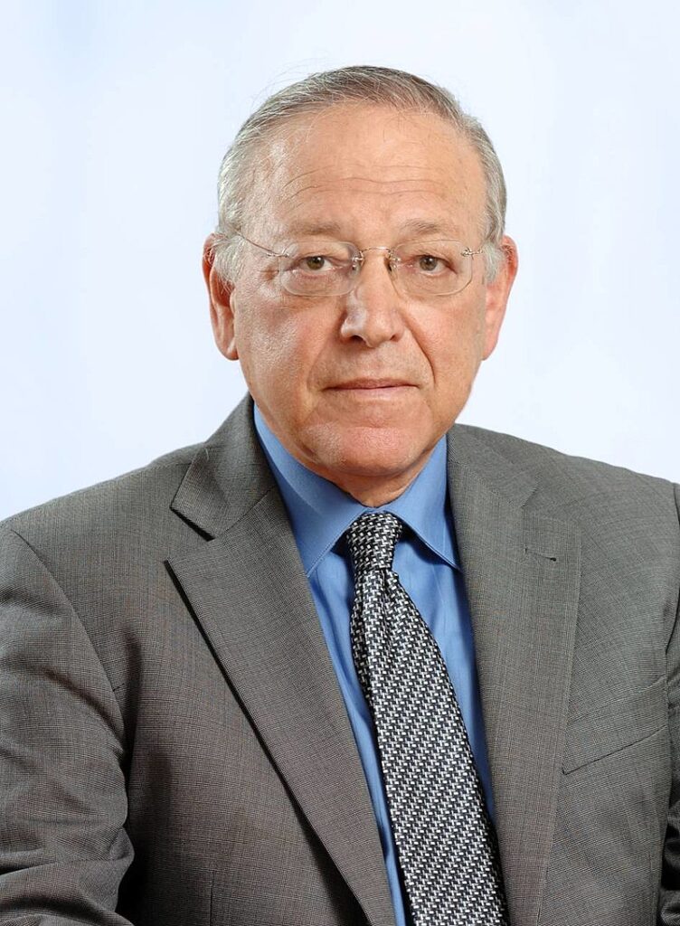 [בתמונה משמאל: פרופ' אוריאל רייכמן. התמונה נוצרה והועלתה לויקיפדיה על ידי The Interdisciplinary Center (IDC) in Herzliya, Israel. קובץ זה הוא בעל רישיון Creative Commons להפצה, תחת רישיון זהה, גרסה: CC BY-SA 3.0]