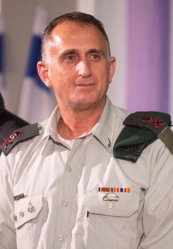 [בתמונה משמאל: האלוף במיל' תמיר היימן. התמונה נוצרה והועלתה לויקיפדיה על ידי דובר צה"ל. קובץ זה הוא בעל רישיון Creative Commons להפצה, תחת רישיון זהה, גרסה: CC BY-SA 3.0]