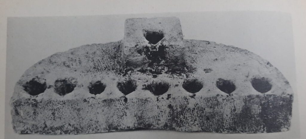 [בתמונה: חנוכיית אבן דמוית מזבח, אמצע המאה ה-19 ירושלים העתיקה. המקור: אוסף התמונות של פרופ' דוד א' פרנקל]