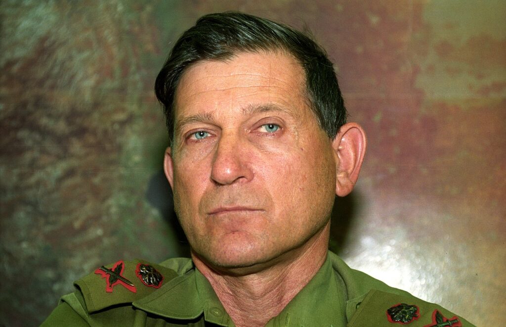 [בתמונה: האלוף ד"ר עימנואל סאקל. קרדיט: גדעון מרקוביץ / צלם: סוכנות צילומי עיתונות י.פ.פ.א / אוסף דן הדני, הספרייה הלאומית / CC BY 4.0]